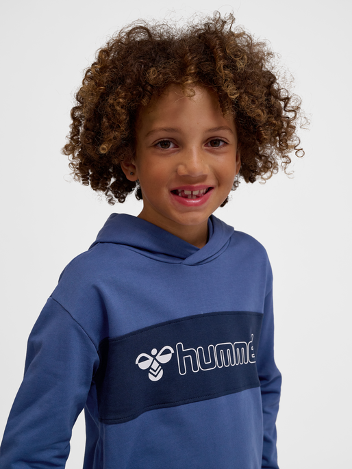 hmlATLAS HOODIE, TRUE NAVY, model