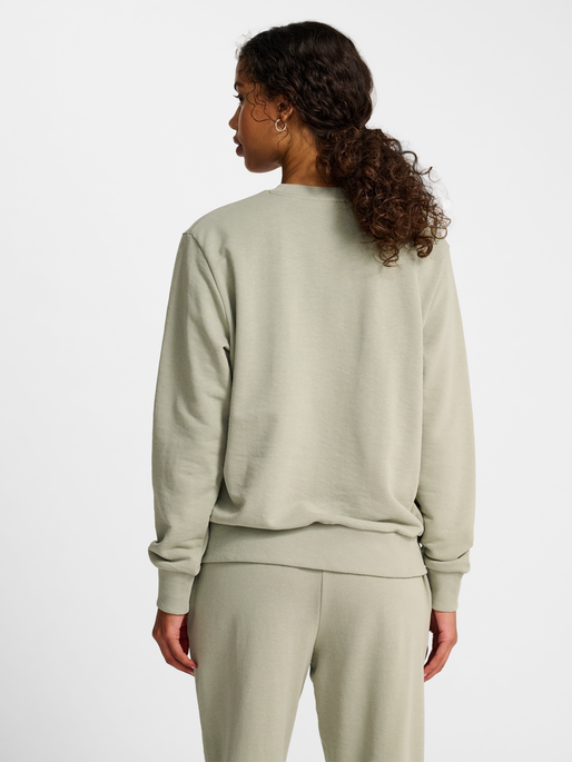 hmlPULSE W SWEAT CREWNECK, SEAGRASS, model