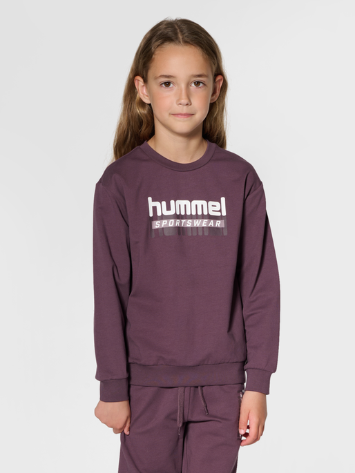 hmlTUKAS SWEATSHIRT, HUCKLEBERRY, model
