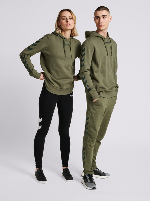 hmlLEGACY HOODIE, BEETLE, model