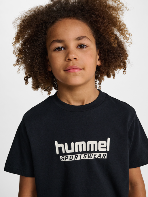 hmlJR BASE T-SHIRT S/S, BLACK, model