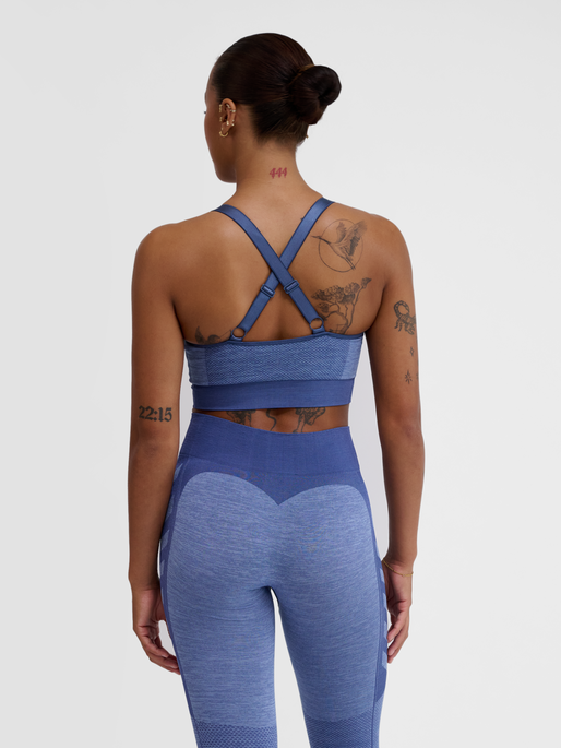 hmlMT SHINE SEAMLESS SPORTS BRA, BLUE INDIGO MELANGE, model