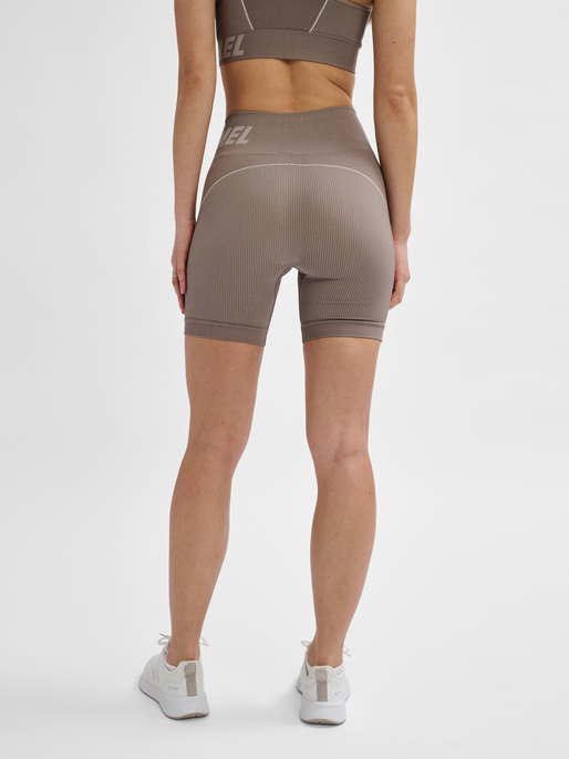 hmlTE CHRISTEL SEAMLESS SHORTS, CHATEAU GRAY/DRIFTWOOD MELANGE, model