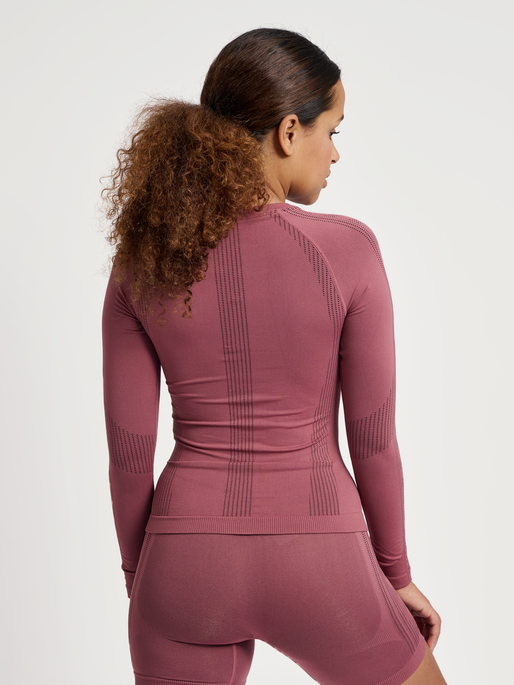 hmlMT SHAPING SEAMLESS T-SHIRT L/S, NOCTURNE, model