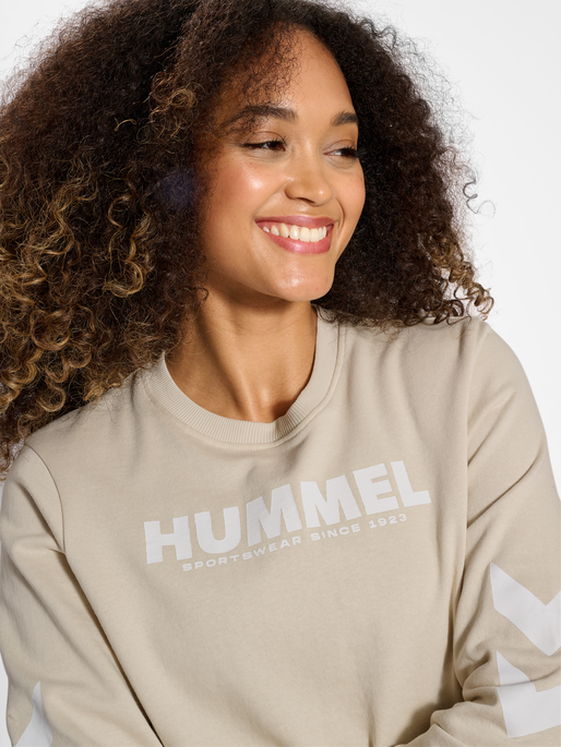 hmlLEGACY WOMAN SWEATSHIRT, PUMICE STONE, model