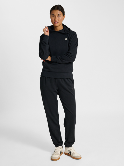 hmlPULSE W SWEAT HOODIE, BLACK, model