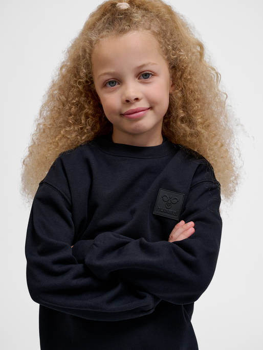 hmlCLEAN SWEATSHIRT, BLACK, model