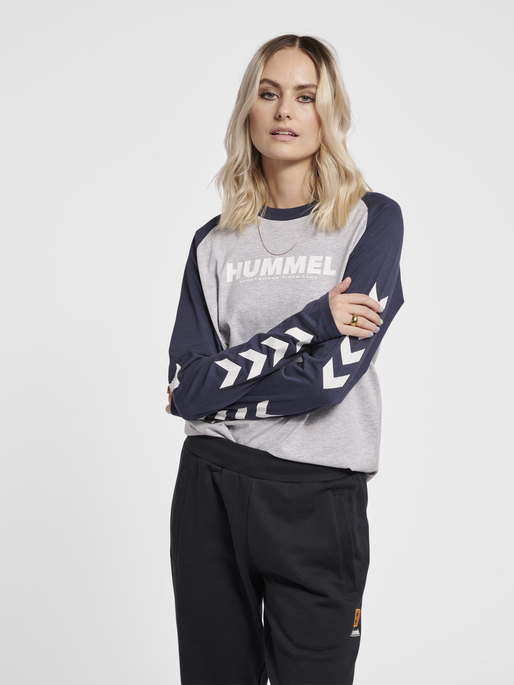 hmlLEGACY BLOCKED T-SHIRT L/S, BLUE NIGHTS, model