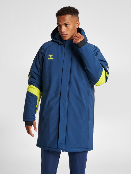 hmlLEAD BENCH JACKET, DARK DENIM, model