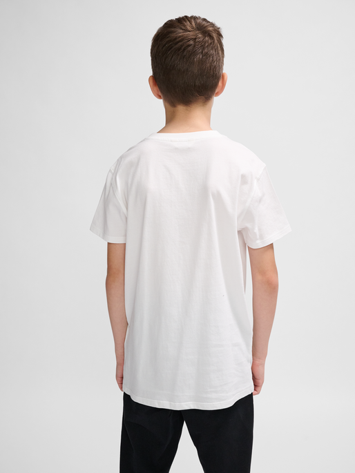 hmlGO 2.0 LOGO T-SHIRT S/S KIDS, WHITE, model