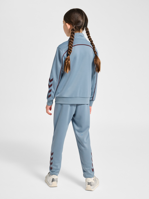 hmlJR TRACKSUIT, FADED DENIM/VINEYARD WINE, model