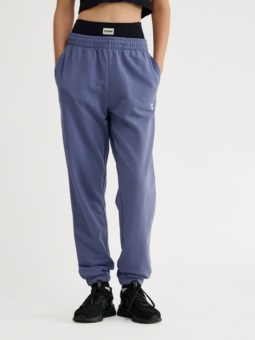 hmlPULSE W SWEAT PANTS, BLUE INDIGO, model