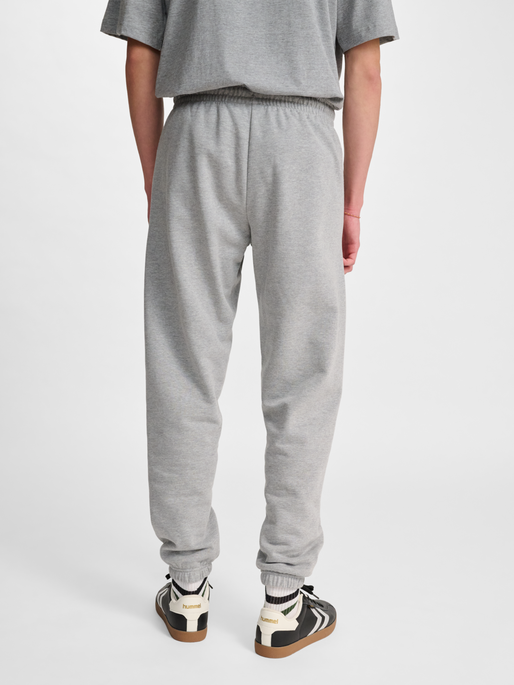 hmlREGULAR SWEATPANT BEE, GREY MELANGE, model