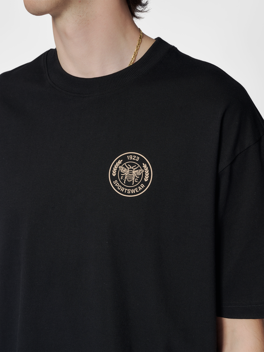 hmlSWARM LOOSE T-SHIRT, BLACK, model