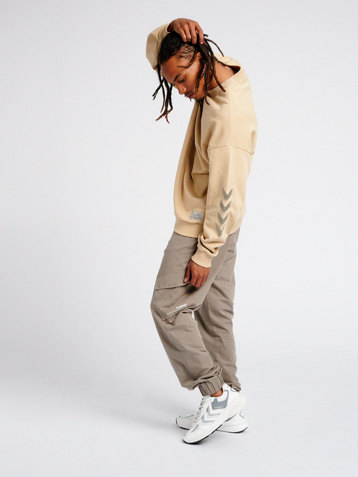 hmlURBAN SWEATSHIRT, 8002, model