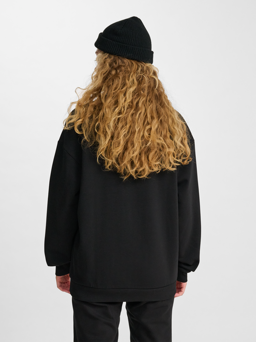 hmlLOOSE CREWNECK BEE, BLACK, model