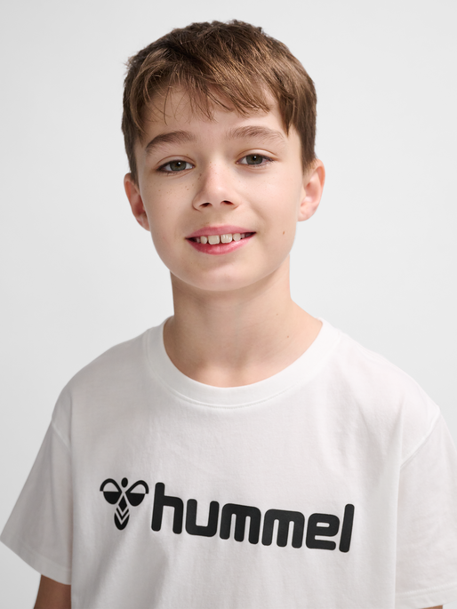 hmlGO 2.0 LOGO T-SHIRT S/S KIDS, WHITE, model