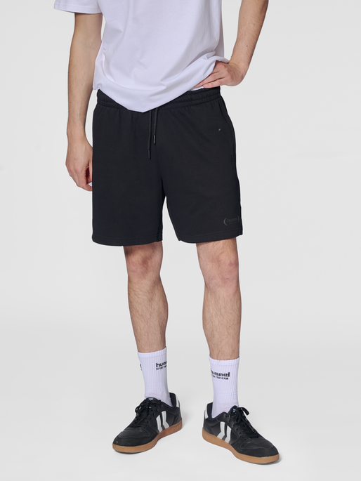 hmlFELIX SWEAT SHORTS, BLACK, model