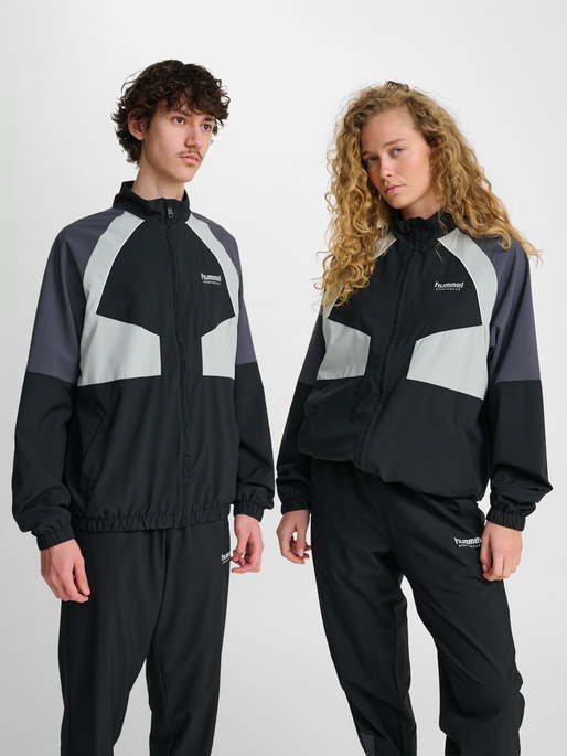 hmlLOOSE TRACK ZIPJACKET SPORTSWEAR, BLACK, model