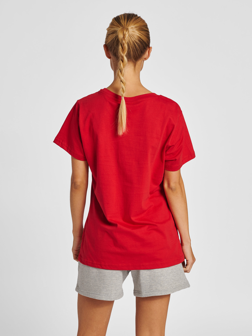 hmlRED HEAVY T-SHIRT S/S WOMAN, TANGO RED, model