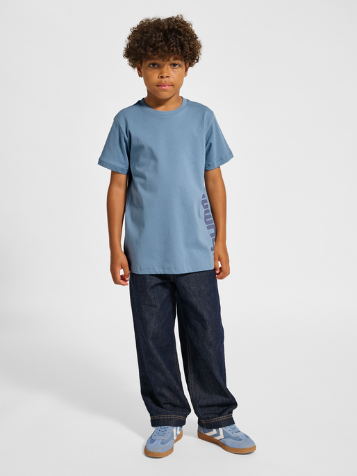 hmlPRINT T-SHIRT S/S, FADED DENIM, model
