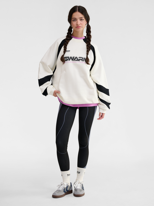 hmlOVERSIZED CREW SPORTSWEAR SWARM, TOFU, model