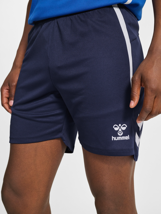 hmlLEAD 2.0 SHORTS, MARINE, model