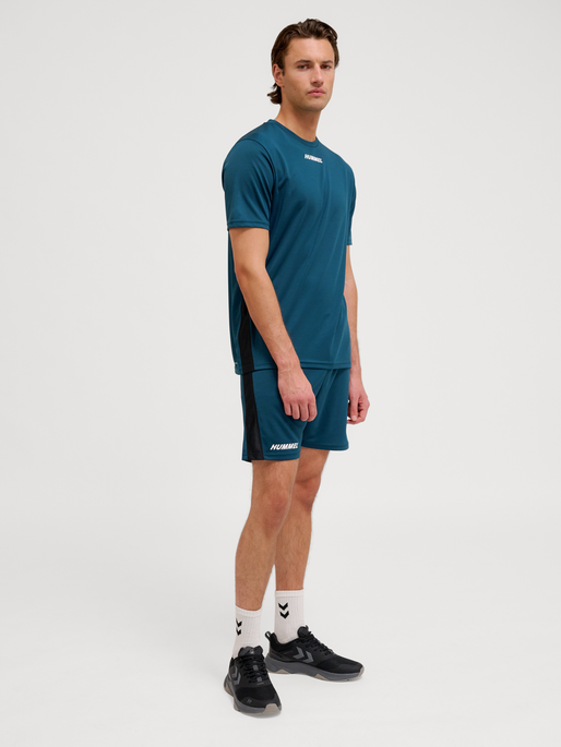 hmlMULTI PL SHORTS, REFLECTING POND, model