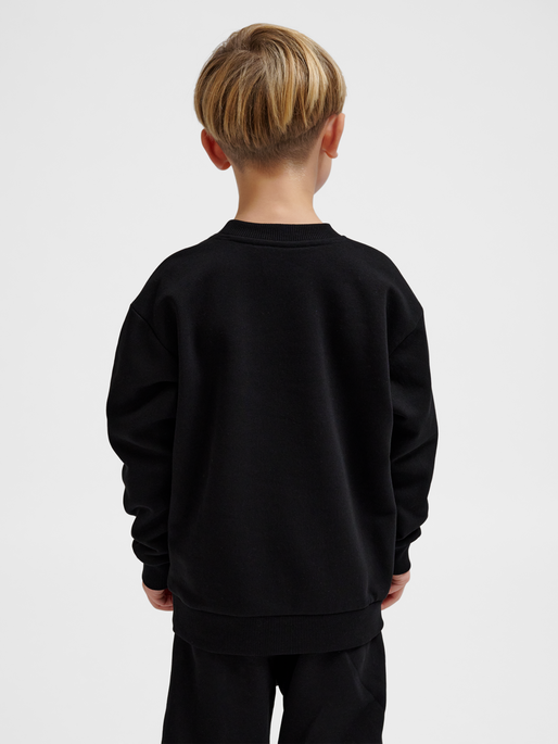hmlJR LOOSE CREWNECK BEE, BLACK, model