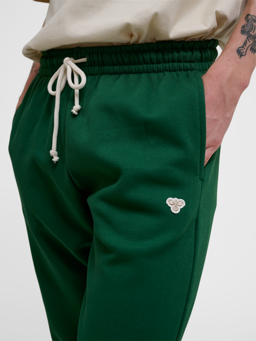 hmlLOOSE SWEATPANT BEE, EDEN, model