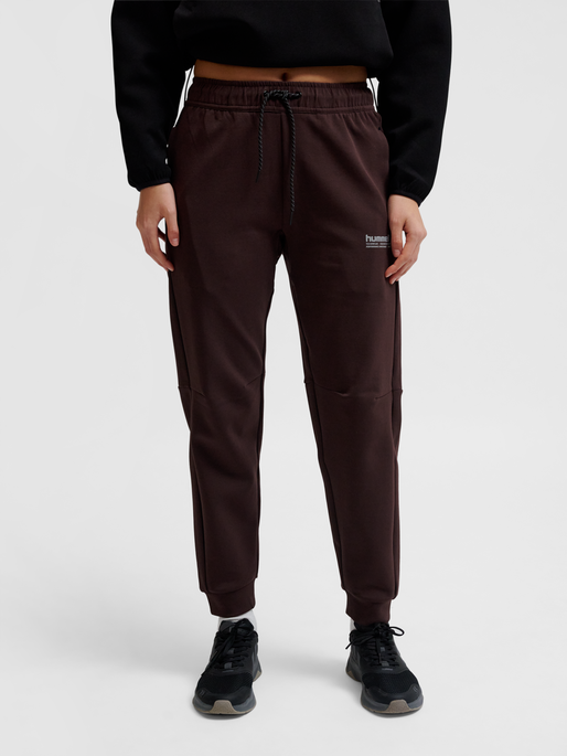 hmlTECH FLEECE REGULAR PANTS, CHOCOLATE PLUM, model