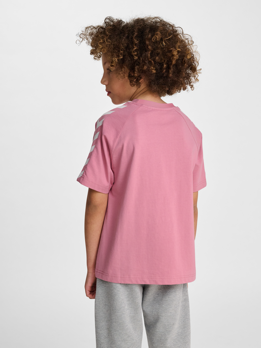 hmlJR ARCHIVE LOOSE T-SHIRT S/S, POLIGNAC, model