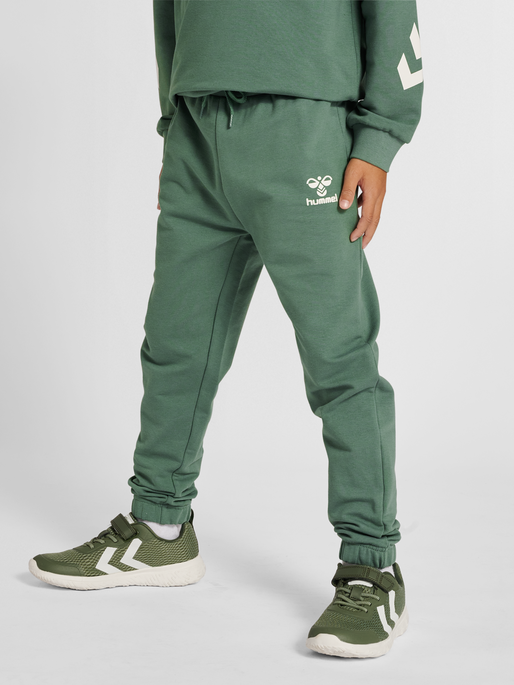 hmlVENTI TRACKSUIT, LAUREL WREATH, model