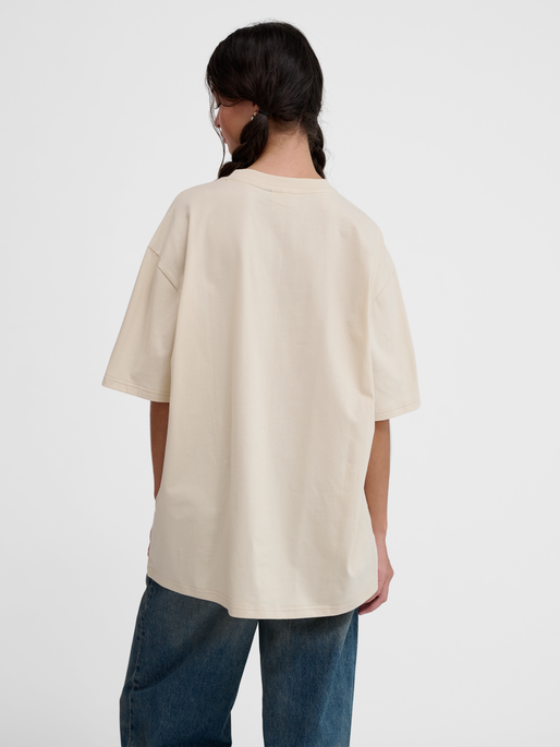 hmlLOOSE T-SHIRT BEE S/S, FOG, model