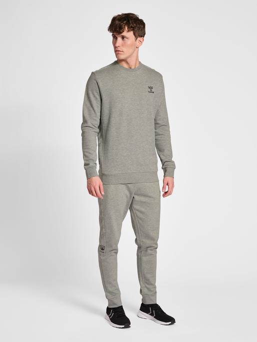 hmlOFFGRID SWEATSHIRT, GREY MELANGE/FORGED IRON, model