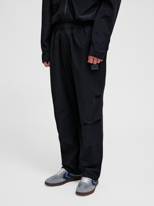 hmlSORONA REGULAR PANTS, BLACK, model