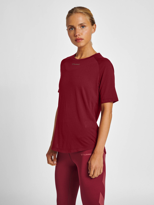 hmlMT VANJA T-SHIRT, CABERNET, model