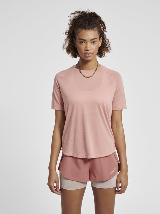 hmlMT VANJA T-SHIRT, ROSE TAN, model