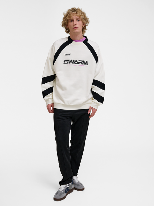 hmlOVERSIZED CREW SPORTSWEAR SWARM, TOFU, model
