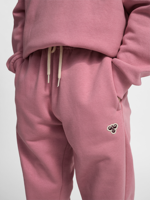 hmlJR LOOSE SWEATPANTS BEE, POLIGNAC, model