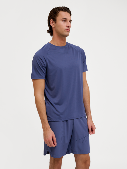 hmlCOURT LIGHT WEIGHT T-SHIRT, BLUE INDIGO, model