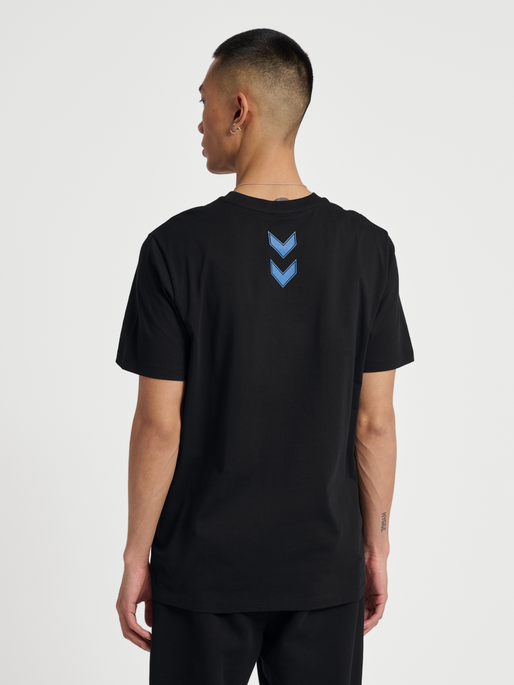 hmlHIVE AIDEN T-SHIRT, BLACK, model