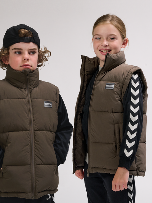 hmlCRISP TEX VEST, MAJOR BROWN, model