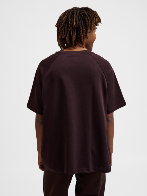 hmlTECH LOOSE TEE, CHOCOLATE PLUM, model