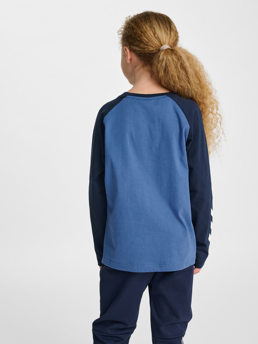 hmlJR LOGO T-SHIRT L/S, DUTCH BLUE, model
