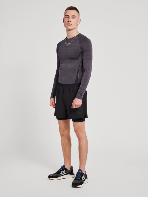 hmlTE MIKE SEAMLESS T-SHIRT L/S, BLACK/ASPHALT MELANGE, model