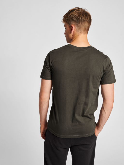hmlRED BASIC T-SHIRT S/S, RAVEN, model