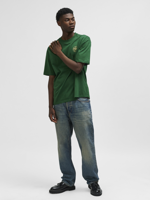 hmlSWARM LOOSE T-SHIRT, EDEN, model