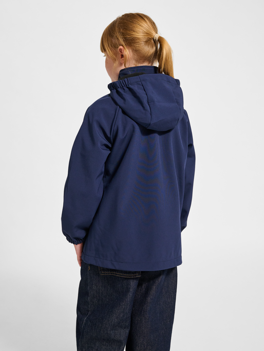 hmlJR LOOSE SOFTSHELL JACKET, BLACK IRIS, model