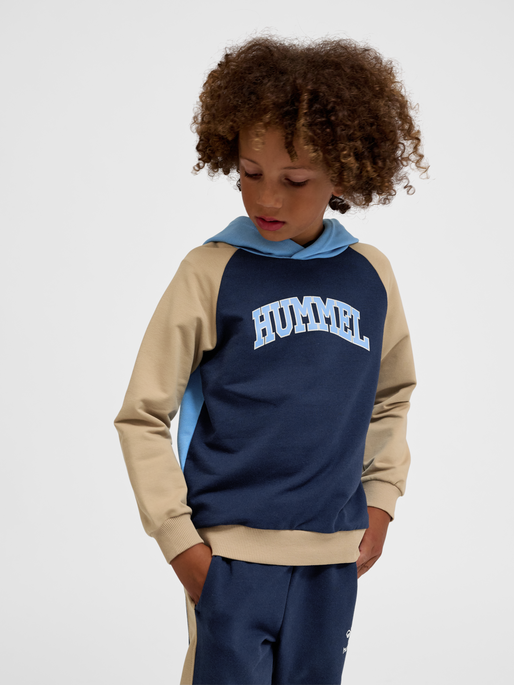 hmlESSEN HOODIE, BLACK IRIS, model